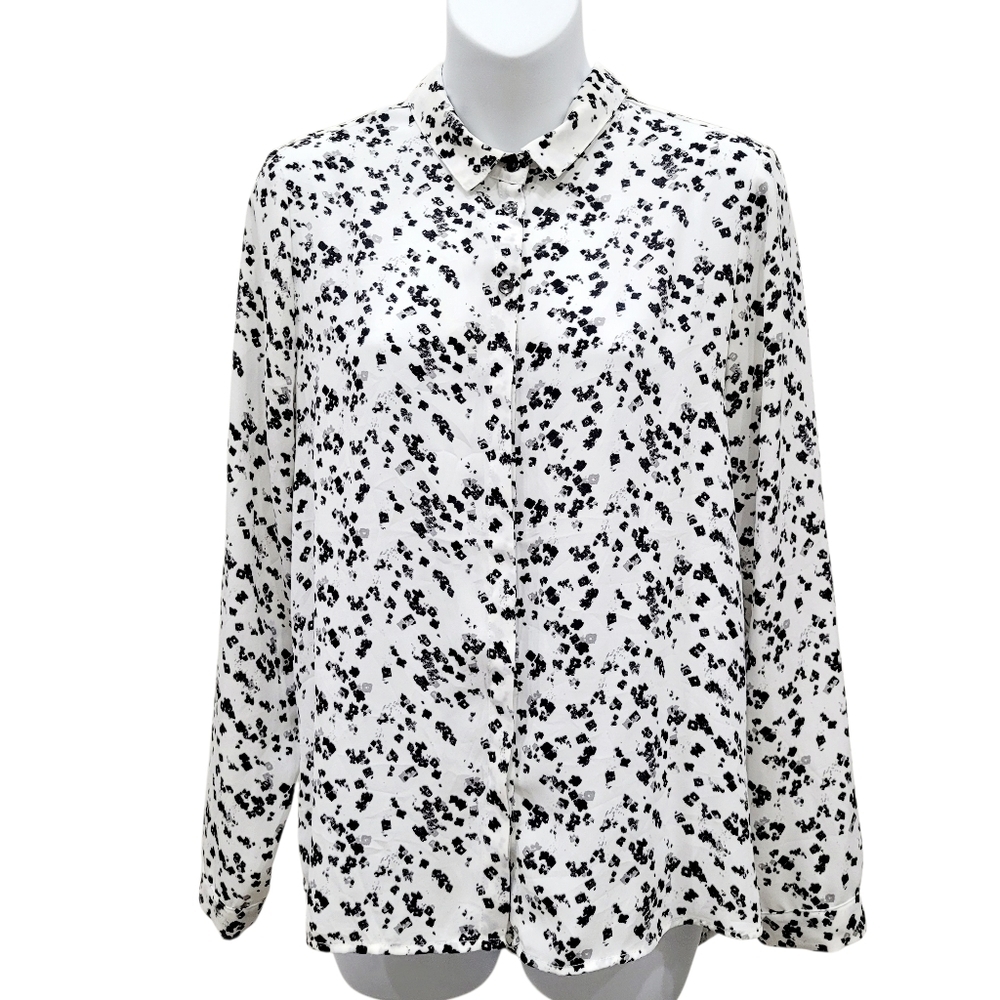 2/$20 Reitmans Black & White Pattern Buttons Down Shirt Top Size: M